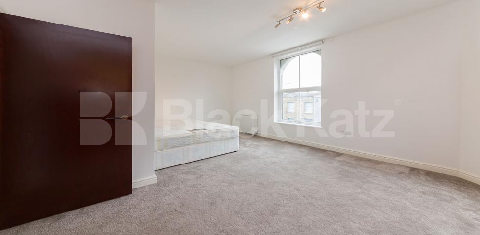 			STUNNING SPACIOUS SPLIT LEVEL 3 BEDROOM FLAT, 3 Bedroom, 1 bath, 1 reception Flat			 Springdale Road , Stoke Newington